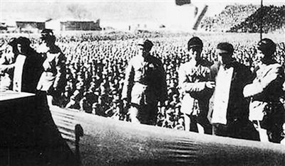 　1950年底，全国大部分地方党组织都建立了纪委。图为1951年，“三反”“五反”运动中，河北公审刘青山、张子善。
