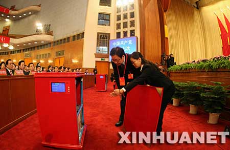 10月21日，中国共产党第十七次全国代表大会闭幕会在北京人民大会堂举行。这是监票人和工作人员在检查票箱。新华社记者刘建生 摄