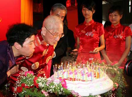 中国地大与百岁院士共庆生（来源：人民网）