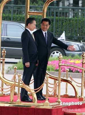 五月二十七日，中国国家主席胡锦涛在北京举行仪式欢迎韩国总统李明博访华。 中新社发 任海霞 摄