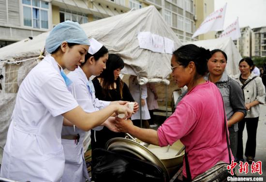 四川地震造成156人死亡4人失踪 雅安约5500人伤